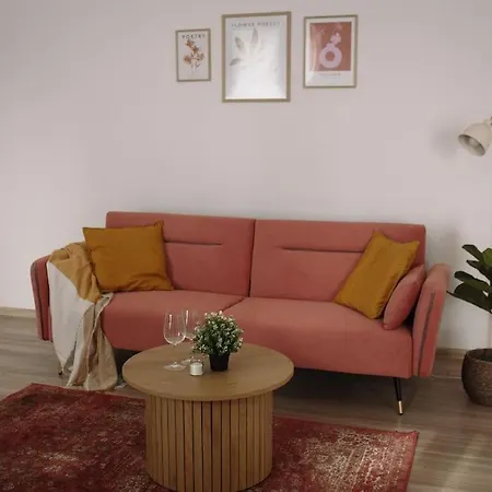 Rosa In Apartment